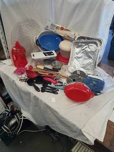 lot 218 image: Assorted Kitchen Items