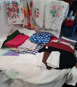 lot 251 image: Table Cloths, Placemats, &amp Table Napkins