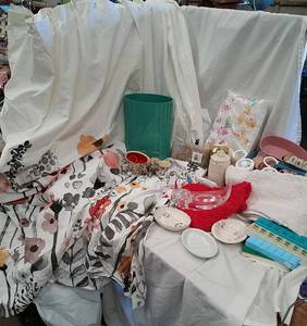 lot 252 image: Assorted Bathroom Items