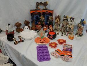 lot 256 image: Halloween Items