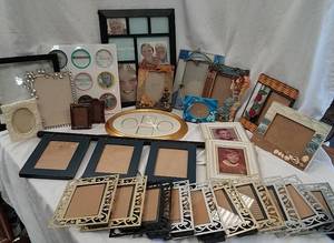 lot 259 image: Assorted Small Picture Frames