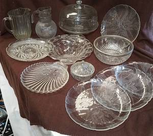lot 264 image: Assorted Glassware