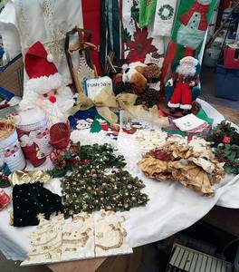 lot 266 image: Christmas Decor