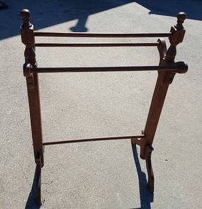 lot 270 image: Solid Wood Quilt Rack