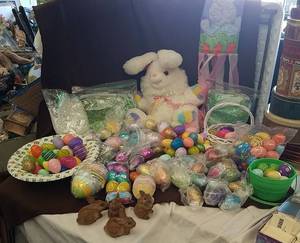 lot 285 image: Assorted Easter Decor