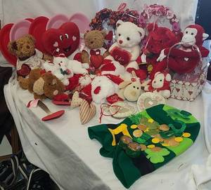 lot 286 image: Valentines &amp St. Patricks Day Decor