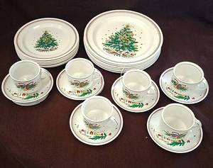 lot 305 image: Christmas Dish Set