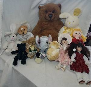lot 307 image: Dolls and Stuffed Animals