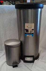 lot 320 image: Trash Cans
