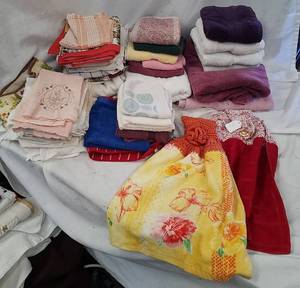 lot 321 image: Bath Towels, Hand Towels, Wash Rags, Dish Towels