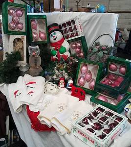 lot 339 image: Christmas Decor