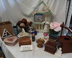 lot 368 image: Assorted Decor items