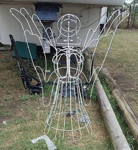 lot 374 image: Wire Lawn Angel