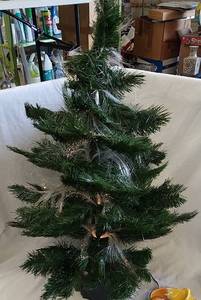 lot 384 image: 3 Foot Fiber Optic Lighted Christmas Tree