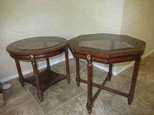lot 7 image: 2 VINTAGE CHERRY END TABLES WTH REEDED LEGS 24X 23 AND 24 X 21 12