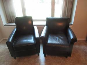 lot 8 image: LEATHER SITTING CHAIRS ONE IS A RECLINER