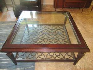 lot 9 image: CHERRY WOOD AND GLASS COFFEE TABLE 43 X 43 X 20