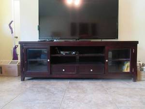 lot 11 image: CHERRY WOOD ENTERTAINMET CENTERTV STAND WITH 2 GLASS STORAGE SPACES AND 2 DRAWERS 72 X 20 X 35
