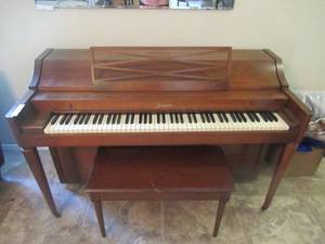 lot 14 image: BALDWIN AEROSONIC SPINET PIANO WITH MATCHING BENCH