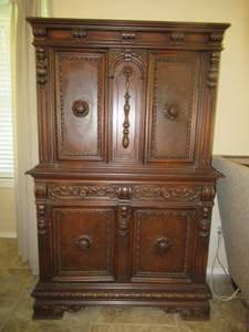 lot 20 image: VINTAGE OAK ART DECOR CHINA CABINETHUTCH WITH ORNATE CARVINGS 42 X 18 X 66. MATCHES LOTS 18, 19 AND 21. CONTENTS NOT INCLUDED.