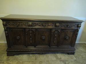 lot 21 image: VINTAGE OAK ART DECOR SERVER WITH ORNATE DESIGN 69 X 22 X 37. THESE MATCH LOTS 18, 19 AND 20. CONTENTS NOT INCLUDED.