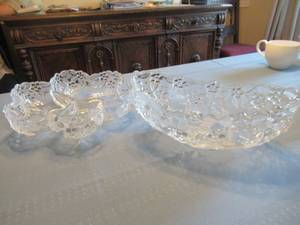 lot 25 image: MIKASA CRYSTAL SERVING DISHES SNOWFLAKE 10 12 AND CANDY DISH 10 12