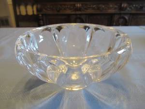 lot 26 image: OLEG CASSINI CRYSTAL CANDY DISH, UNMARKED CRYSTAL CANDY DISH AND PITCHER