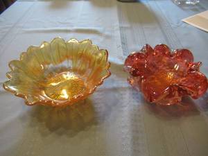 lot 27 image: VINTAGE 7 MARIGOLD CARNIVAL GLASS SUNFLOWER BOWL AND VINTAGE 6 DEPRESSION GLASS SHAPED LIKE FLOWER