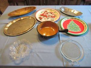 lot 31 image: CEAMIC GLAZED STONEWARE SERVING SKILLET, TIN TRAYS AND MORE