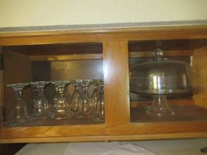 lot 46 image: CLEAR GLASS CAKE STAND WITH LID AND 10 LIBBEY GLASS DESSERT DISHES