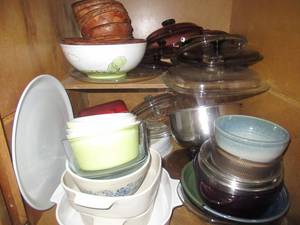 lot 47 image: VINTAGE YELLOW BOWL PYREX, PYREX GLASS COOKWRE, CORNINGWARE AND GENEROUS AMOUNT OF BOWLS AND MORE