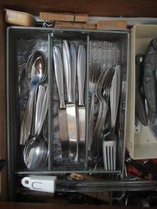 lot 48 image: ONIEDA FLATWARE, CRAB SHELL TOOLS AND OTHER KITCHEN UTENSILS