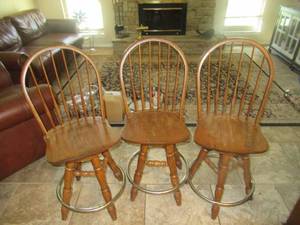 lot 50 image: HOOP BACKED WOOD BAR STOOLS WITH SWIVEL SEATS 23 TO SEAT 42 TO TOP OF CHAIR