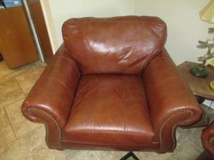 lot 54 image: KLAUSSNER DISTINCTIONS LEATHER SITTING CHAIR IN EXCELLENT CONDITION MATCHES LOT 55