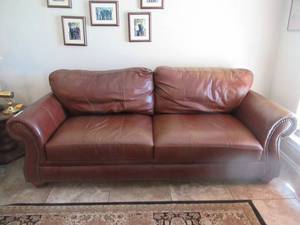 lot 55 image: KLAUSSNER DISTINCTIONS LEATHER COUCH 90 LONG IN EXCELLENT CONDITION MATCHES LOT 54.