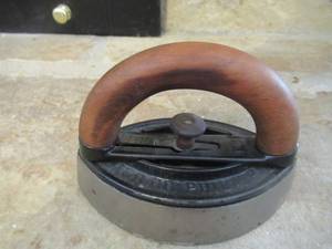 lot 61 image: ANTIQUE ENTERPRISE IRON MANUFACTURED IN PHILADELPHIA PA. IN EXCELLENT CONDITION
