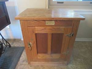 lot 66 image: 2 VINTAGE WHITE CLAD ICEBOX REPRODUCTION OAK NIGHT STAND TABLES 23 X 16 X 25 WITH LOCKS AND KEY