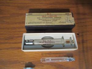 lot 71 image: B D MEDICAL COLLECTIBLE 2CC HYPODERMIC SYRINGE WITH NEEDLE