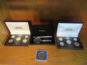 lot 72 image: 2 24K GOLD PLATED 2000 PRESIDENTIAL COLLECTOR COIN SET, WINDSOR CASTLE SOLID PROOF MEDALLION ON ONE SIDE AND WHITE LION OF MORTIMER ON THE OTHER SIDE AND BOMBAY CO. PEN AND MAGNIFIER SET IN LEATHER PRESENTATION CASE