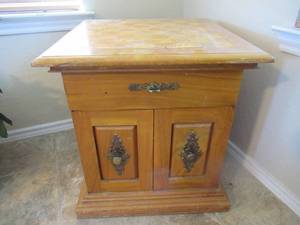 lot 78 image: SOLID OAK CHESSCHECKER TABLE WITH STORAGE 22X 22 X 20