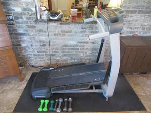 lot 82 image: BOWFLEX TREADCLIMBER MODEL TC10 WITH DIGITAL DASHBOARD AND 3 SETS OF BARBELLS