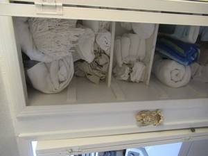 lot 90 image: GENTLY USED TOWEL AND LINENS IN TWIN AMD QUEEN SIZE WITH CLOTHES HAMPER