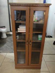 lot 91 image: SOLID OAK 5 SHELVE CURIO CABINET 22 X 17 X 47 CONTENTS NOT INCLUDED