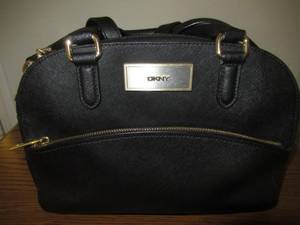 lot 102 image: DKNY BLACK LEATHER PURSE UNUSED