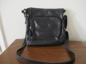 lot 106 image: FOSSIL BLACK LEATHER PURSE GENTLY USED