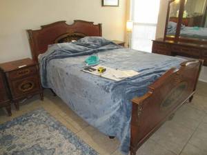 lot 112 image: ANTIQUE CHERRY QUEEN BED FRAME WITH BEAUTYREST TWO-SIDED PLUSH INNERSPRING MATTRESS BOUGHT 62520 FOR $1675.00. HAND CARVED INLAY WAS BOUGHT FROM CHRISTIES AUCTION HOUSE IN THE 90S. MATCHES LOTS 110, 111, 113  AND 114.