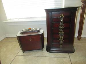 lot 116 image: BOMBAY JEWELRY BOX 16 X 11 AND BOMBAY JEWELRY BOX WITH REMOVABLE INSERT 9 X 10