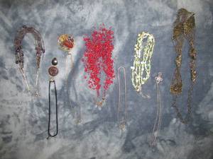 lot 117 image: 8 FASHION JEWELRY NECLACES