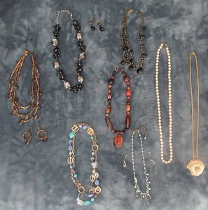 lot 118 image: 8 FASHION JEWELRY NECKLACES 2 WITH MATCHING EARINGS