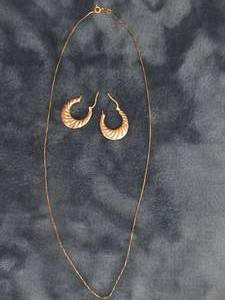 lot 130 image: 14K GOLD 20 CHAIN AND 14K GOLD HOLLOW EARINGS
